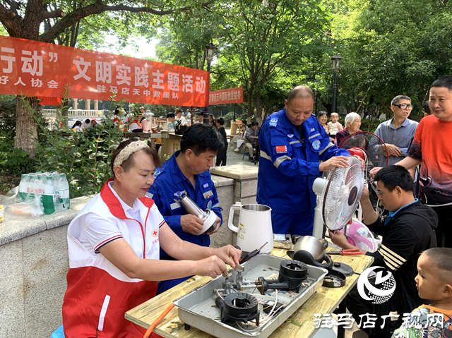 駐馬店經(jīng)濟(jì)開發(fā)區(qū)紅十字天中救援隊(duì)開展便民服務(wù)進(jìn)社區(qū)活動(dòng)