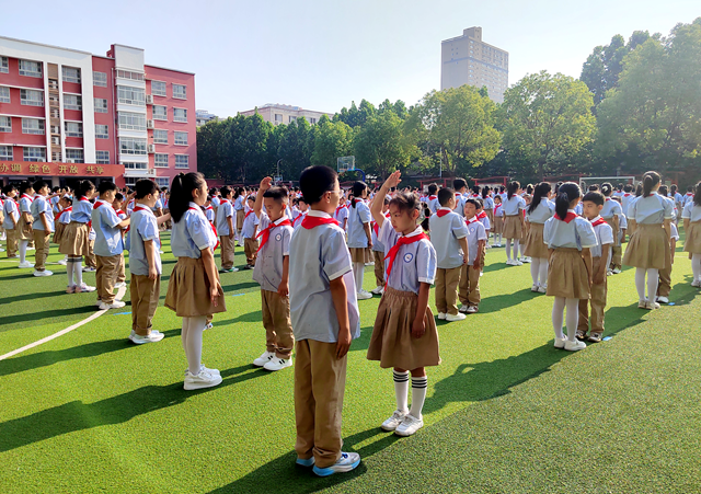 駐馬店市第二十三小學(xué)舉行春季新隊員入隊儀式