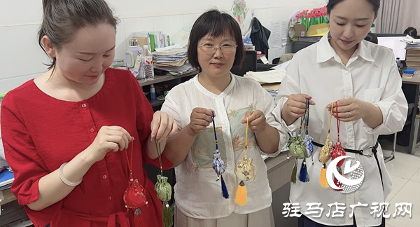 “巧手縫香囊 安康迎端午”——駐馬店市第三十三小學(xué)工會(huì)組織開(kāi)展端午節(jié)手工制作香囊活動(dòng)
