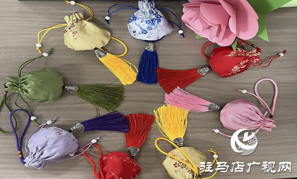 “巧手縫香囊 安康迎端午”——駐馬店市第三十三小學(xué)工會(huì)組織開(kāi)展端午節(jié)手工制作香囊活動(dòng)