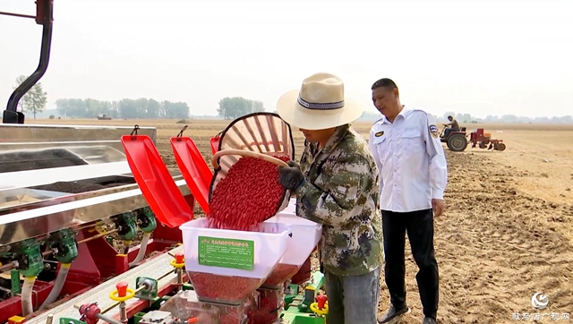 正陽(yáng)縣：智能農(nóng)機(jī)奏響“夏種交響曲” 科技助農(nóng)繪就豐年景