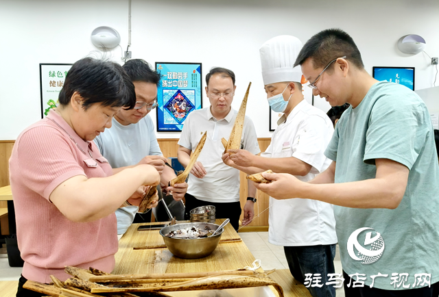 駐馬店市城鄉(xiāng)一體化示范區(qū)管委會(huì)開展“我們的節(jié)日·端午”包粽子活動(dòng)