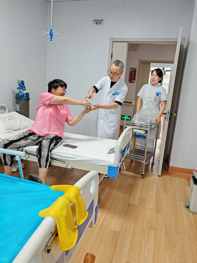  粽香傳情，醫(yī)患共暖：駐馬店市第二中醫(yī)院腦病一科端午病房送安康