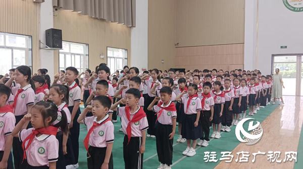  童心向黨 領(lǐng)巾飄揚(yáng)——駐馬店市第三十三小學(xué)舉行“六一”兒童節(jié)新隊(duì)員入隊(duì)儀式