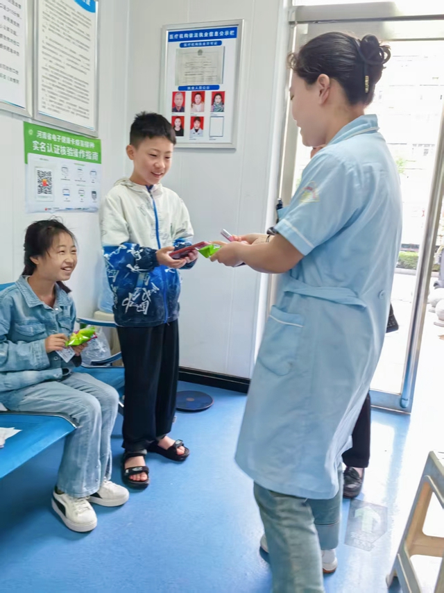 禮物傳情，醫(yī)者童心：這個(gè)兒童節(jié)很溫暖