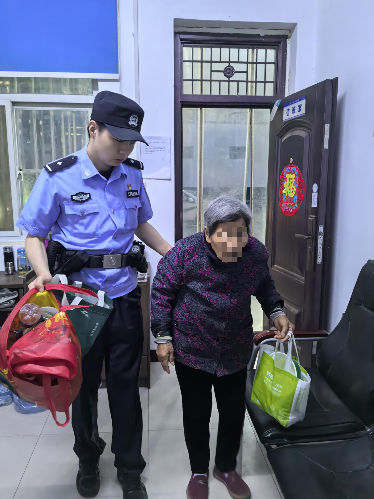 駐馬店市公安局經開區(qū)分局：暖心民警幫走失老人找到家人