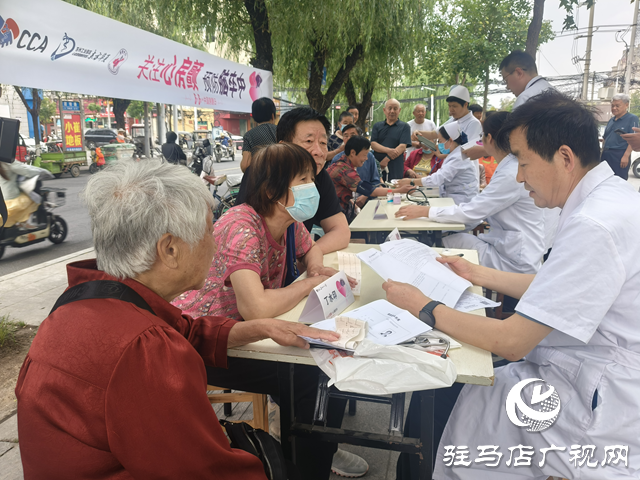 醫(yī)療專家進(jìn)社區(qū) 共筑健康防線