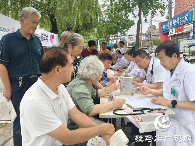 醫(yī)療專家進(jìn)社區(qū) 共筑健康防線