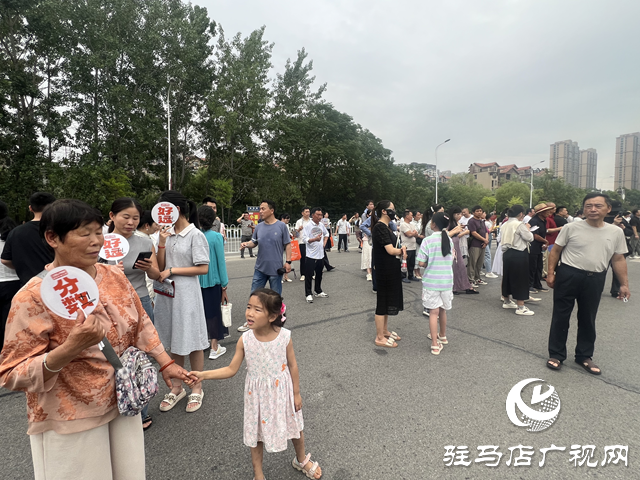 高考第一天：家長的祝福與期待 為學(xué)子點亮追夢路