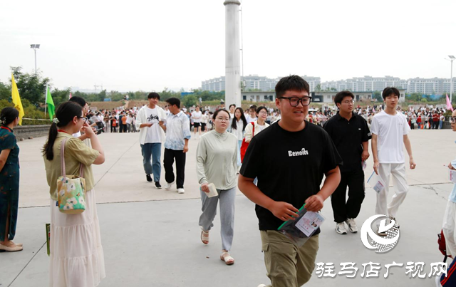 驛城區(qū)新高考首日 考生自信迎考 考點(diǎn)外全方位保障
