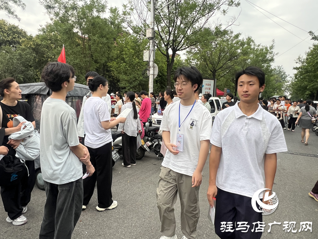 高考第一天：家長的祝福與期待 為學(xué)子點亮追夢路