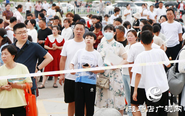 驛城區(qū)新高考首日 考生自信迎考 考點(diǎn)外全方位保障