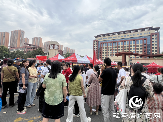 高考第一天：家長的祝福與期待 為學(xué)子點亮追夢路