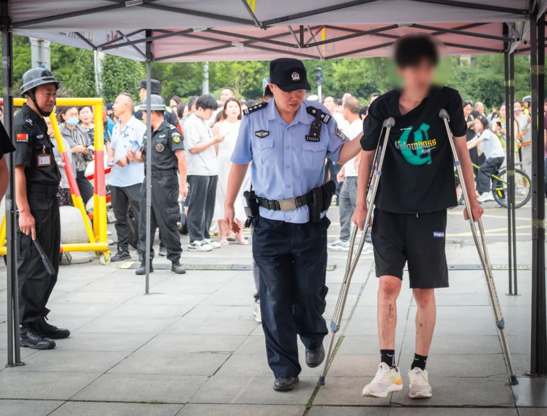  駐馬店公安: 護航高考 為夢想“警”上添花