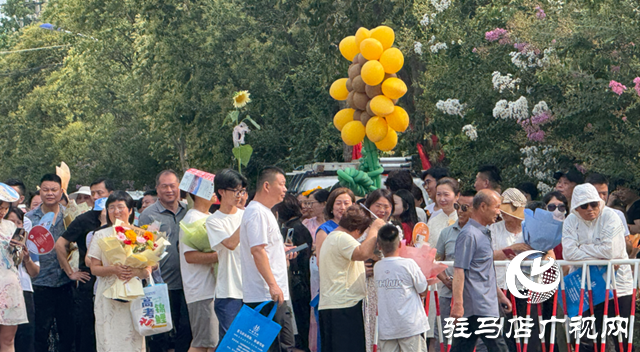 駐馬店：高考結(jié)束 親友“花式”迎接暖心滿滿