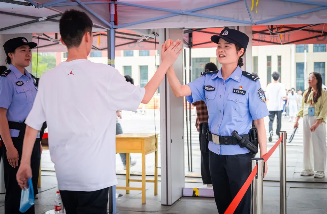  駐馬店公安: 護航高考 為夢想“警”上添花