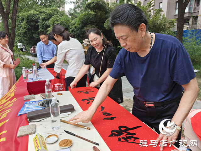 駐馬店市書畫研究院開展高考送祝?；顒? width=