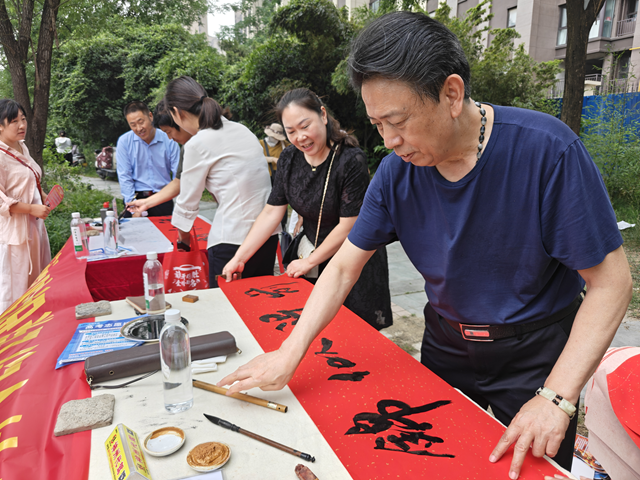 駐馬店市書畫研究院開展高考送祝?；顒?dòng)