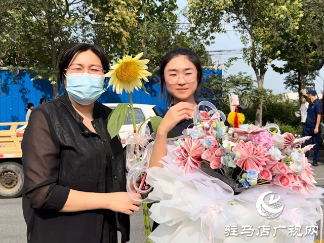 駐馬店：高考結(jié)束 親友“花式”迎接暖心滿滿