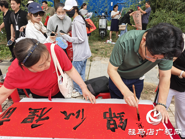 駐馬店市書畫研究院開展高考送祝?；顒? width=