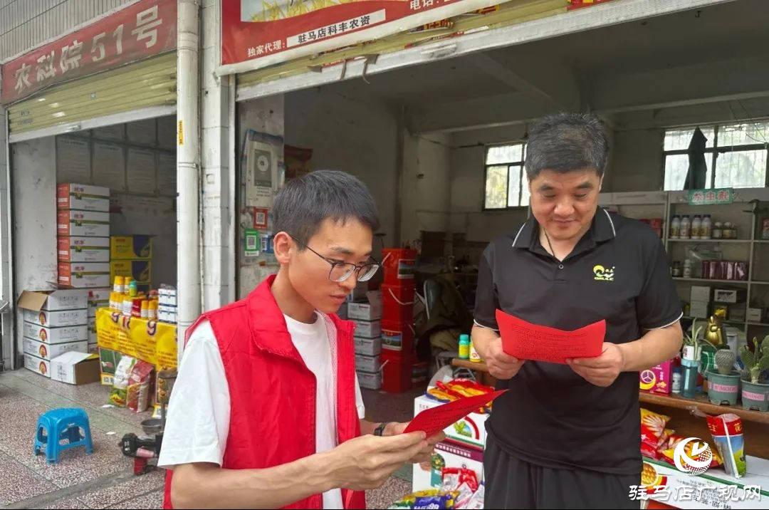 普法宣傳入商鋪 筑牢種業(yè)安全線 ——市農(nóng)科院開展誠信經(jīng)營宣傳活動守護(hù)秋播用種安全