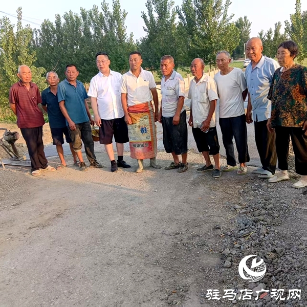 平輿縣郭樓街道三陳村委鄉(xiāng)村名醫(yī)李軍建三次整修愛(ài)心路