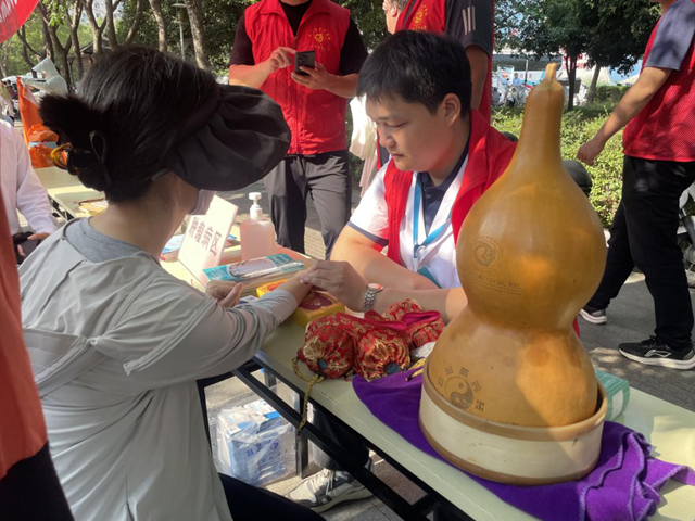 獻(xiàn)血傳遞希望 攜手挽救生命  ——駐馬店市舉辦第22個(gè)“世界獻(xiàn)血者日”宣傳活動(dòng)