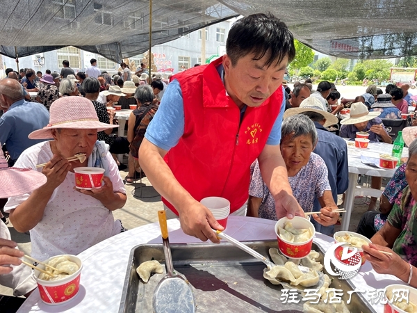  平輿縣萬金店鎮(zhèn)土店村開展“溫情父親節(jié) 愛心常相伴”文明實踐活動