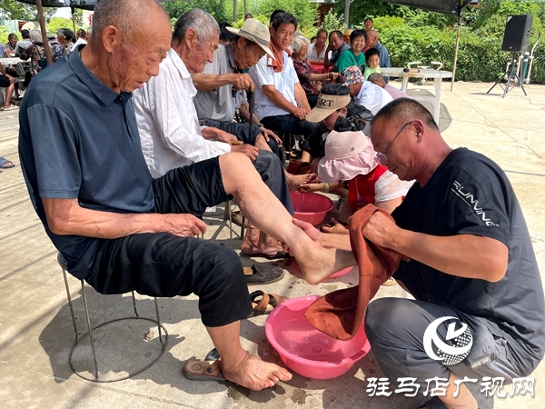  平輿縣萬金店鎮(zhèn)土店村開展“溫情父親節(jié) 愛心常相伴”文明實踐活動