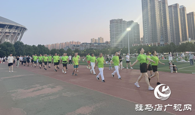 百人踏歌燃動天中夏夜！駐馬店健步團走出健身新潮流