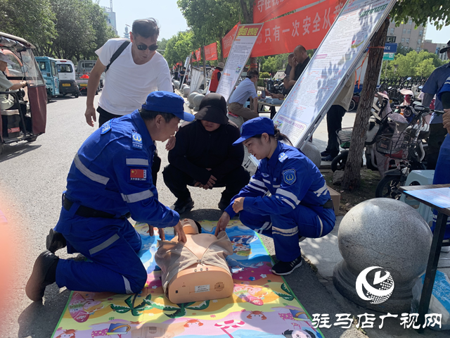 駐馬店天中救援隊(duì)街頭“開課” 市民爭(zhēng)學(xué)安全“救命招”