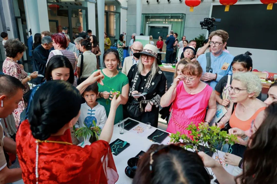 “茶和天下·雅集”暨第30屆上海國(guó)際茶文化旅游節(jié)歐洲推廣活動(dòng)在布魯塞爾中國(guó)文化中心舉行