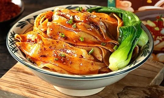 　　六月，在舊時(shí)光里與時(shí)光驛巷傳統(tǒng)小吃作坊街撞了個(gè)滿懷