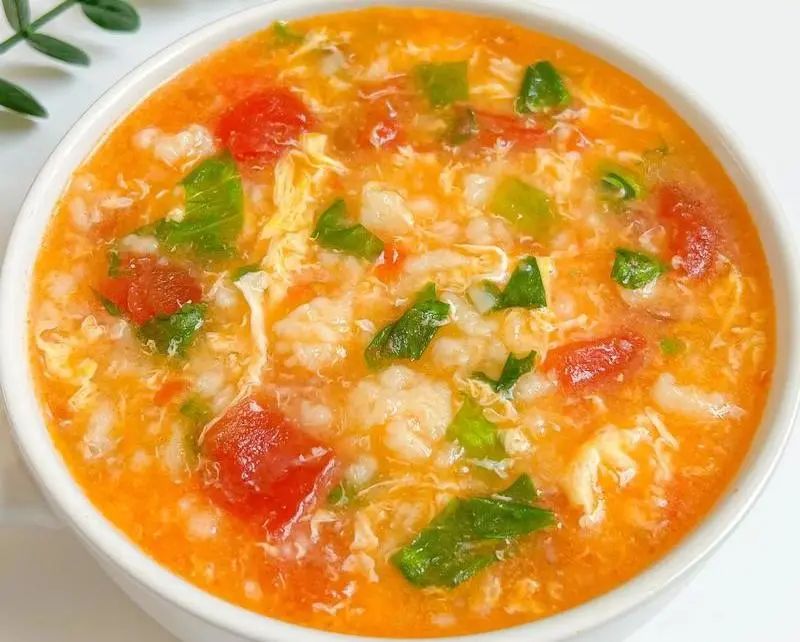 　　六月，在舊時(shí)光里與時(shí)光驛巷傳統(tǒng)小吃作坊街撞了個(gè)滿懷