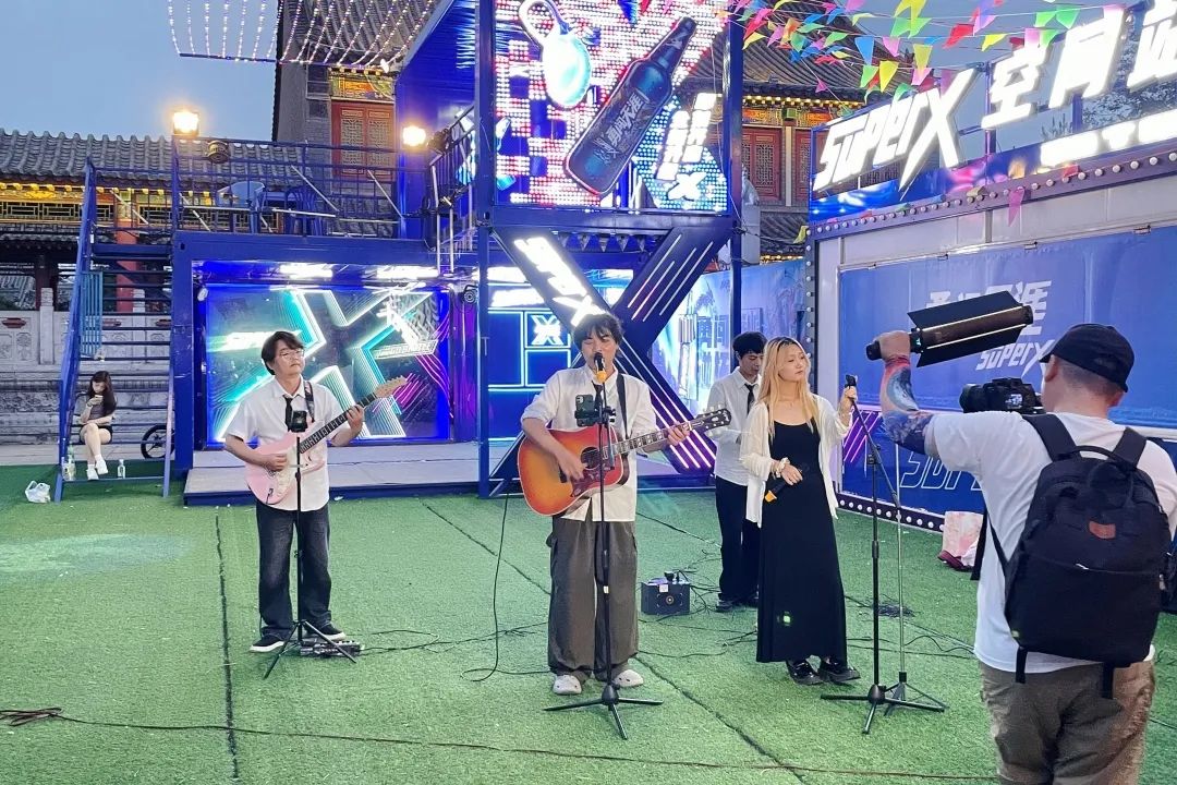 　　六月，在舊時(shí)光里與時(shí)光驛巷傳統(tǒng)小吃作坊街撞了個(gè)滿懷