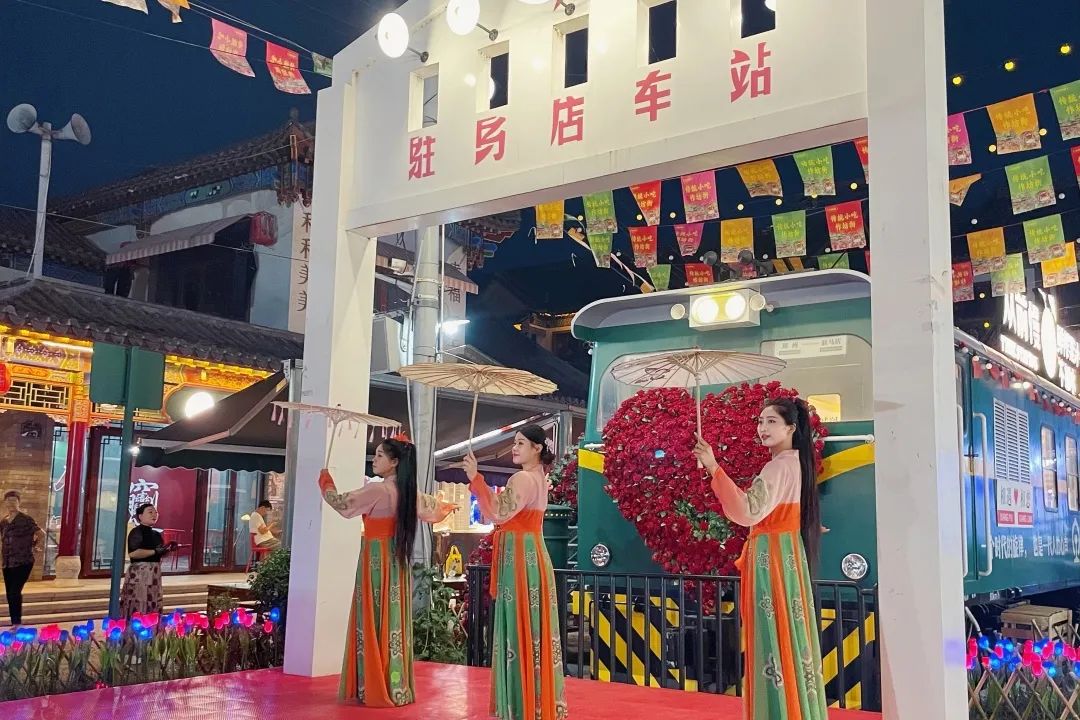 　　六月，在舊時(shí)光里與時(shí)光驛巷傳統(tǒng)小吃作坊街撞了個(gè)滿懷