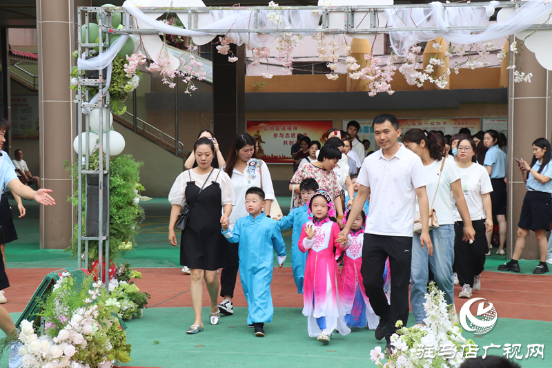“留夏時(shí)光 逐夢(mèng)成長(zhǎng)”駐馬店市幼兒園舉辦大班畢業(yè)典禮