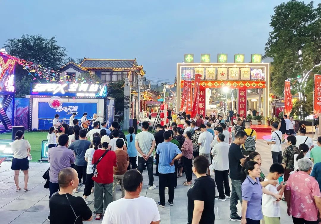 　　六月，在舊時(shí)光里與時(shí)光驛巷傳統(tǒng)小吃作坊街撞了個(gè)滿懷