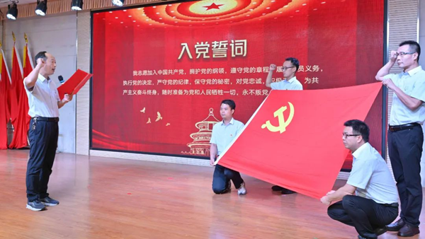 傳承雷鋒精神 筑牢紅色根基——駐馬店實驗小學(xué)舉行微黨課展示活動