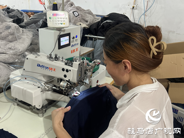 上蔡縣和店鎮(zhèn)蘆村：服裝加工廠(chǎng)搭就業(yè)橋 村民家門(mén)口圓致富夢(mèng)