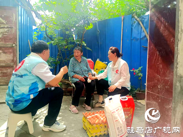 確山縣盤龍街道生產(chǎn)街社區(qū)“七一”慰問(wèn)老黨員 踐行初心傳黨情