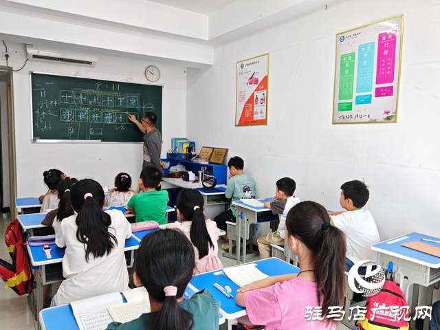  暑期充電新潮流：書法班備受學(xué)生家長青睞