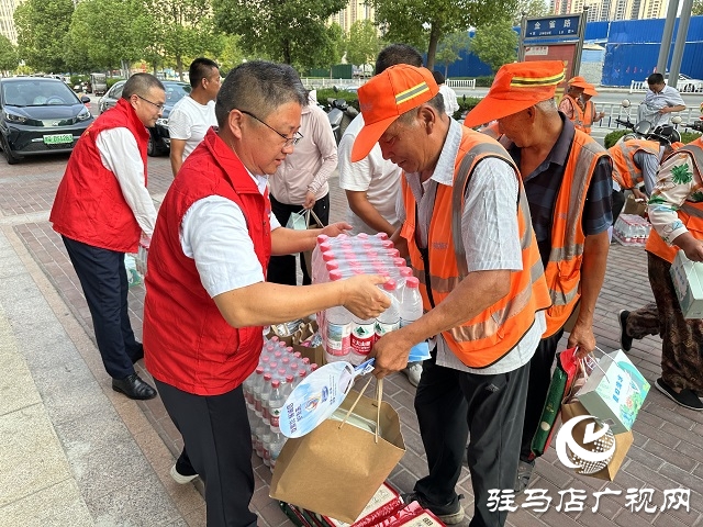 駐馬店保險(xiǎn)行業(yè)開展“7.8全國(guó)保險(xiǎn)公眾宣傳日” 慰問環(huán)衛(wèi)工人活動(dòng)