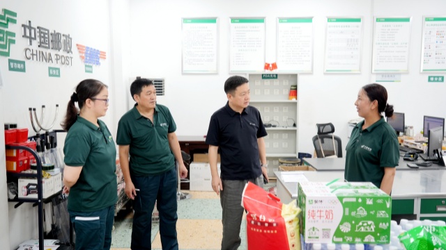 夏日送清涼 關(guān)愛沁人心——駐馬店市郵政分公司深入一線慰問高溫堅守員工