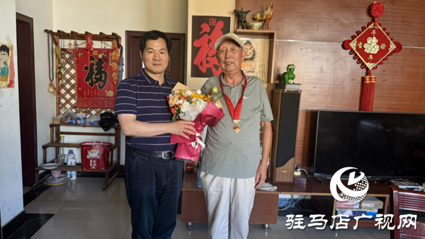  承五十載榮光 賡續(xù)新時(shí)代使命——駐馬店職業(yè)技術(shù)學(xué)院黨委書(shū)記帶隊(duì)走訪慰問(wèn)“光榮在黨50年”老黨員