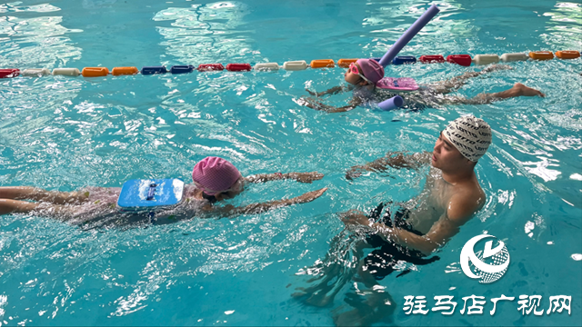 暑期孩子學(xué)游泳火爆！這份選館指南家長請收好