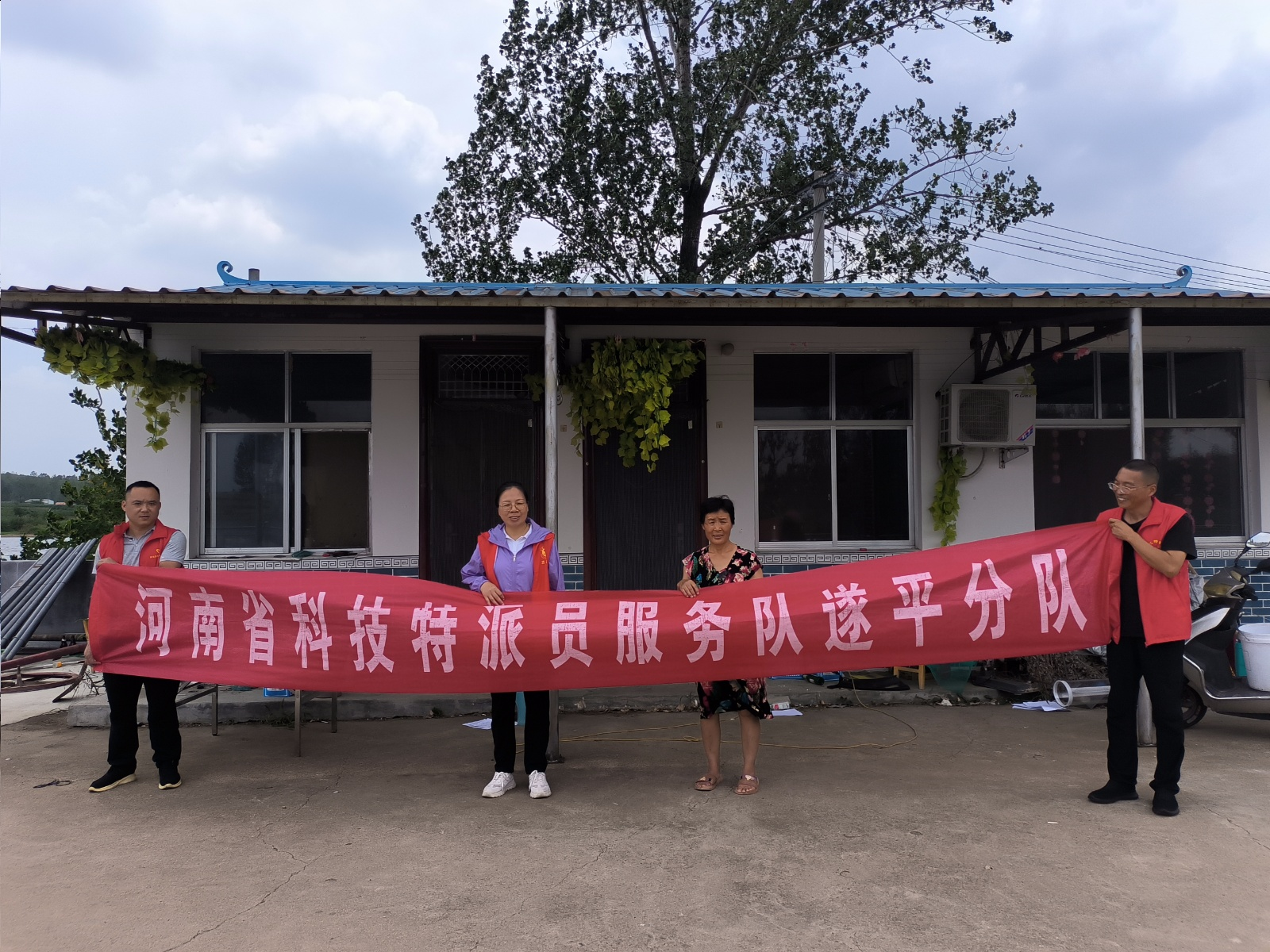 省科技特派員服務(wù)隊與市動物疫病防控技術(shù)科技志愿服務(wù)隊深入一線護(hù)航夏季生產(chǎn)
