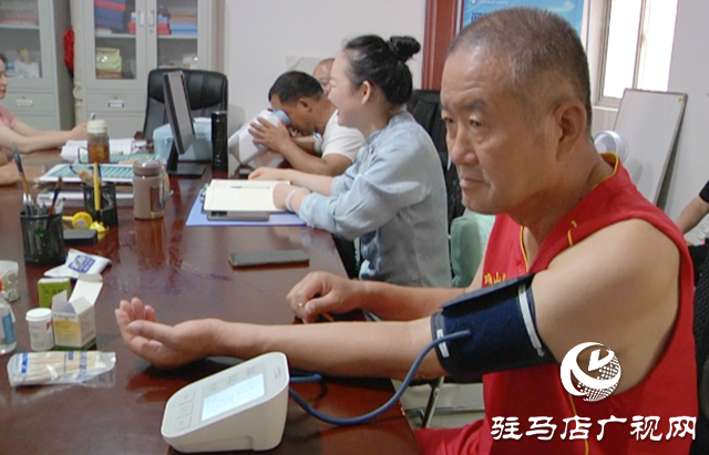 小區(qū)免費送健康 居民感受夏日清涼