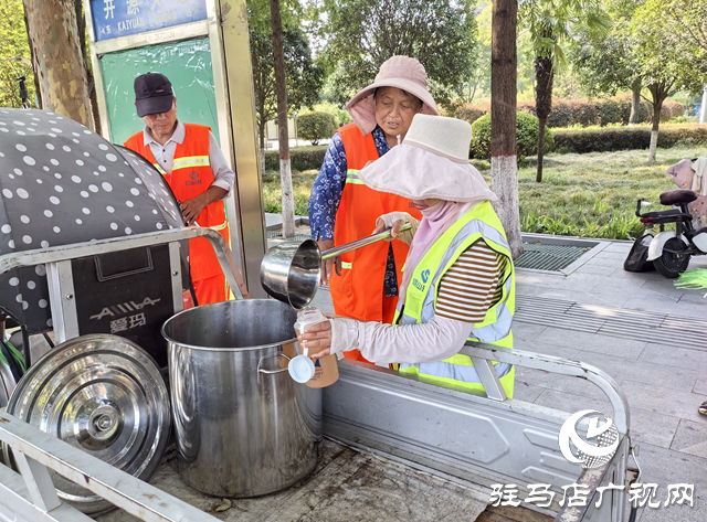 駐馬店環(huán)衛(wèi)工人用汗水守護(hù)城市顏值