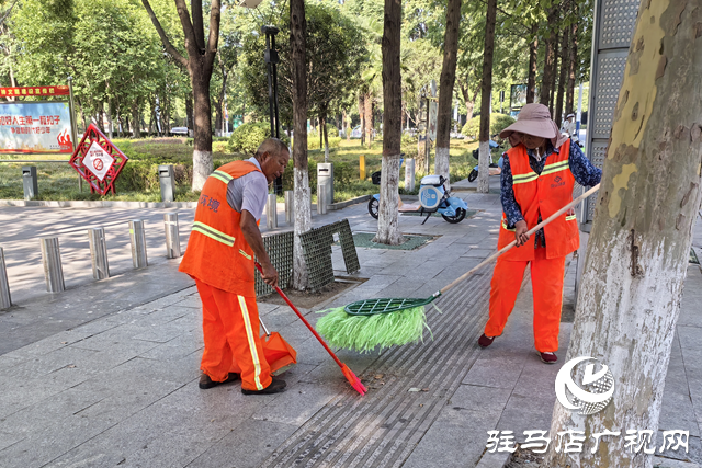 駐馬店環(huán)衛(wèi)工人用汗水守護(hù)城市顏值